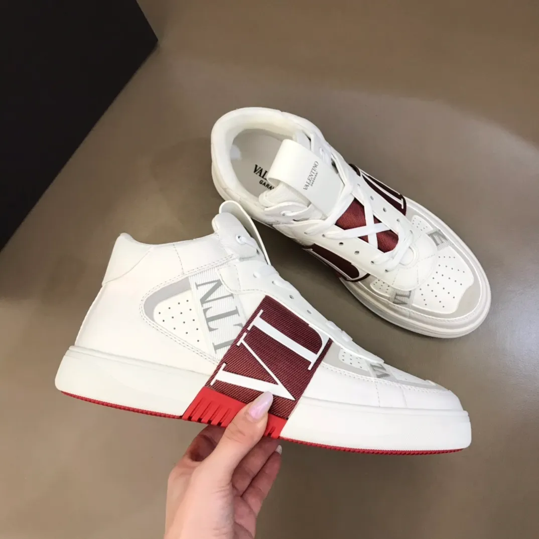 P460◾️▫️V L7N high-top calfskin lace-up sneakers. No man should be able to refuse this style. The classic color scheme is so handsome! Purchase a high-precision replica of the original version to instantly sell off the market currency! 6 VLTN logo rubber effect straps - Valentino Garavani Logo printed on the back and tongue, all materials are customized to ensure quality!  Size: Male 38-44 (45.46 customized)